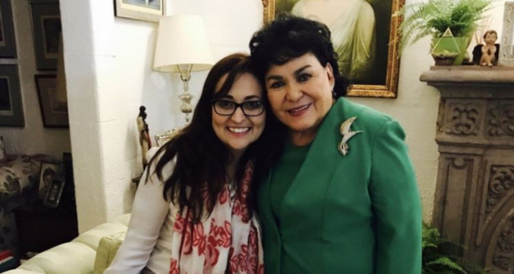 La actriz aparece de traje abrazada a una de sus ahijadas.