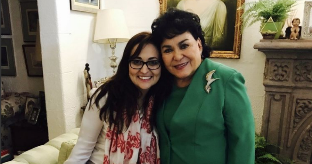 La actriz aparece de traje abrazada a una de sus ahijadas.
