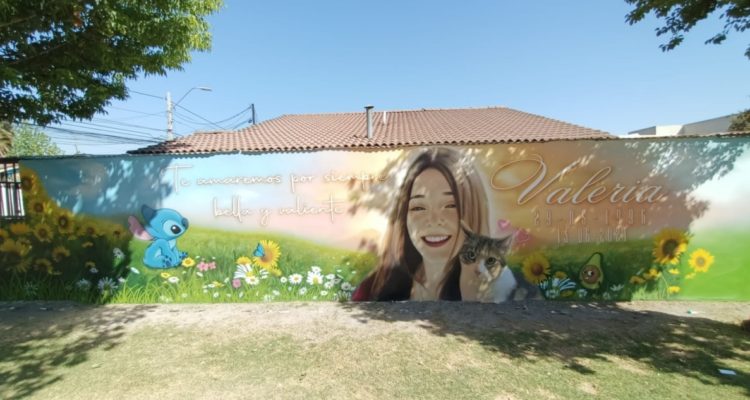 Familia presenta mural de Valeria Vivanco y pide que PDI desvincule al imputado: “Es un asesino”
