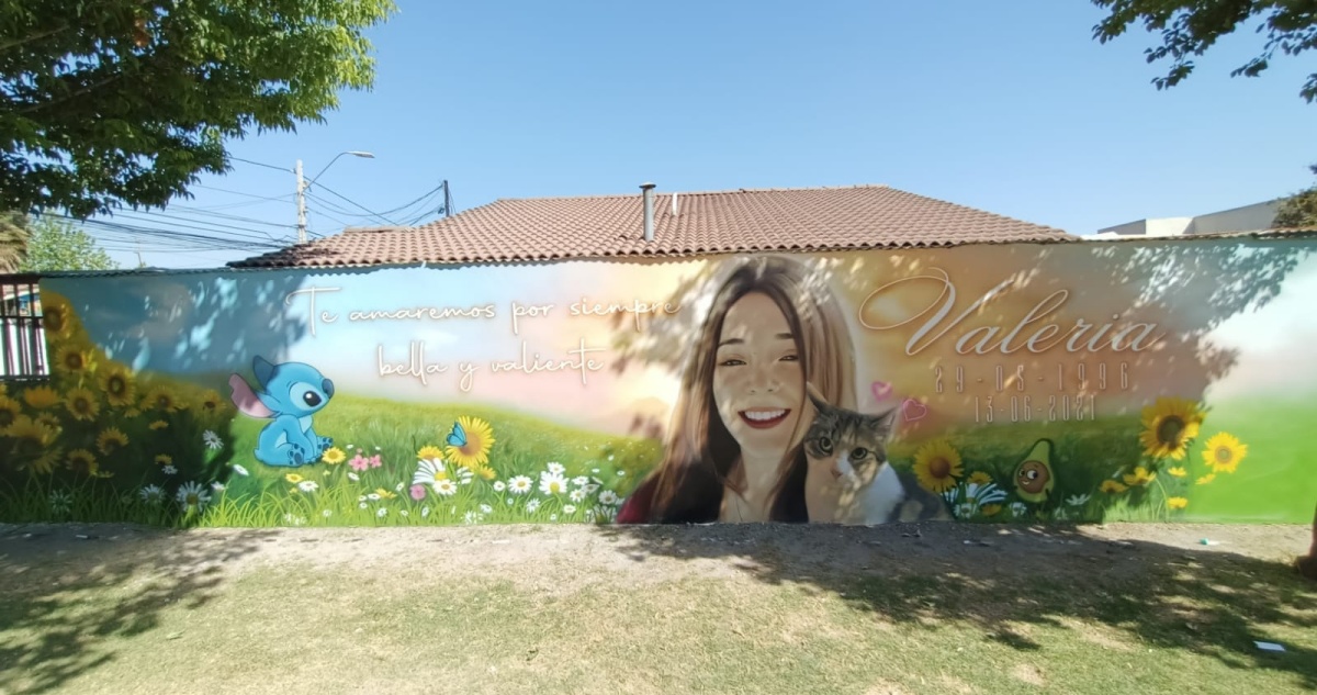 Familia presenta mural de Valeria Vivanco y pide que PDI desvincule al imputado: “Es un asesino”
