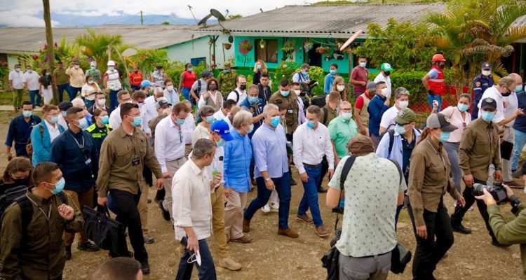 El secretario general de las Naciones Unidas (ONU), Antonio Guterres (c-i), junto al mandatario colombiano, Iván Duque (c-d), durante una visita al antiguo Espacio Territorial de Capacitación y Reincorporación (ETCR) de Llano Grande, en Dabeiba, Antioquia (Colombia).