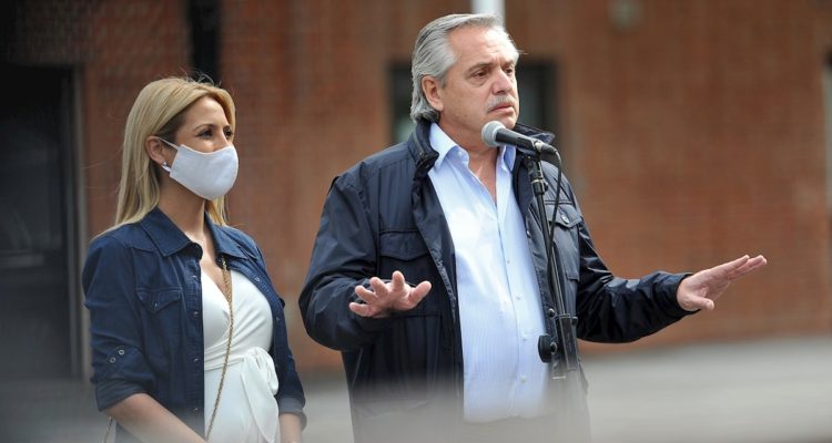 El presidente de Argentina, Alberto Fernández, pronuncia hoy un discurso junto a la primera dama Fabiola Yáñez tras votar en la Universidad Católica Argentina, en Buenos Aires.