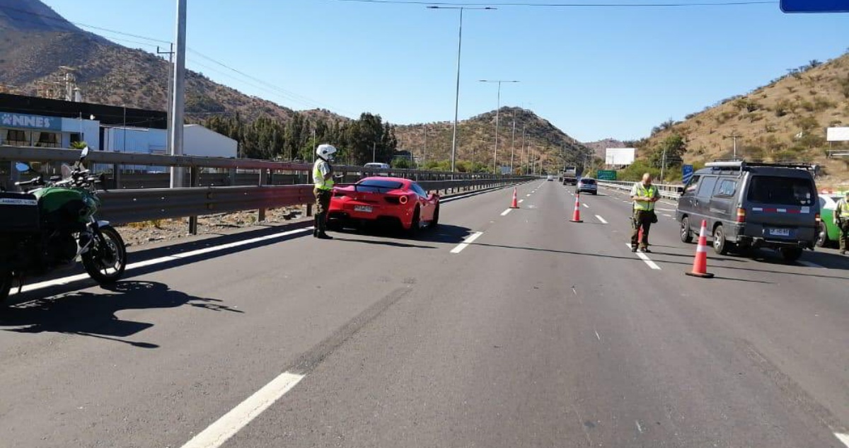  "Carrera" entre un McLaren y un Ferrari terminó en accidente en Paine: tres heridos