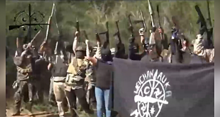 Encapuchados con armas de guerra