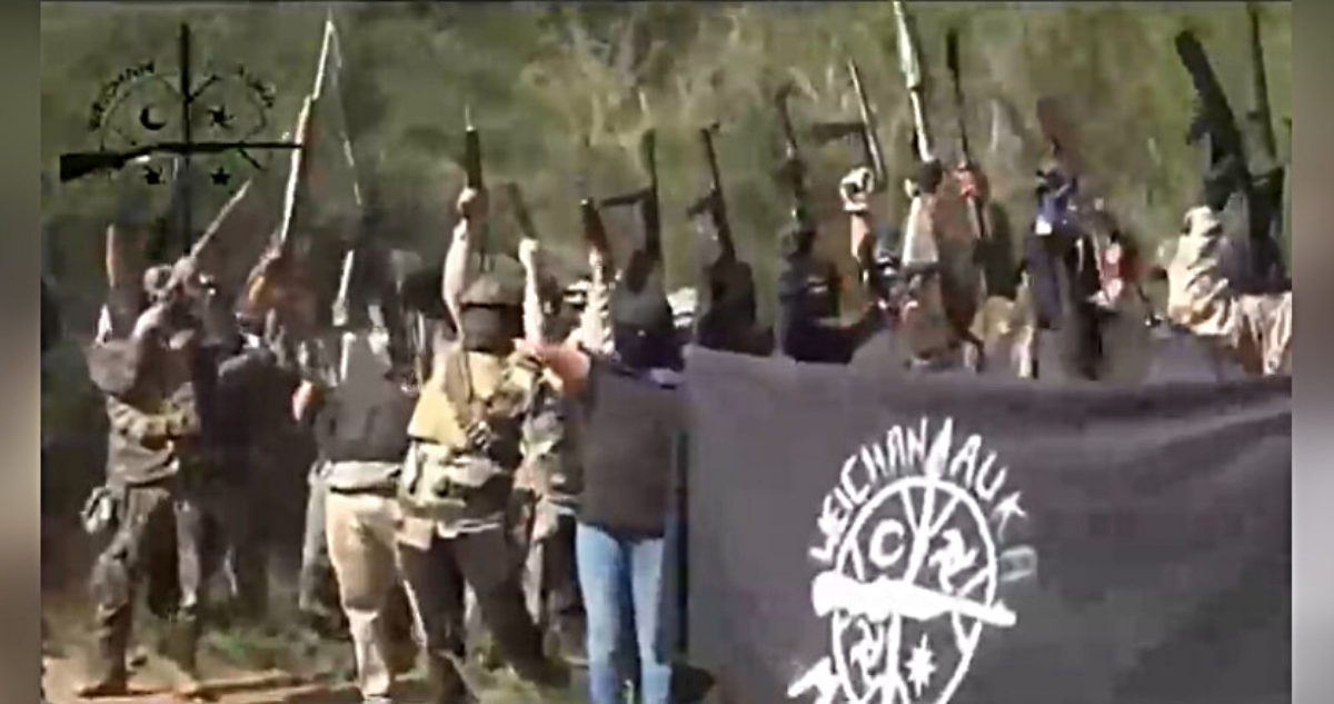 Encapuchados con armas de guerra