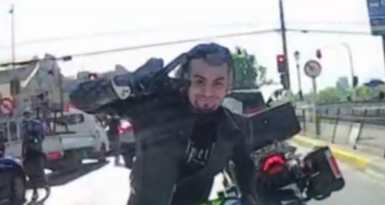 Hoy formalizan al motociclista que se volvió viral por atacar a conductora en Independencia