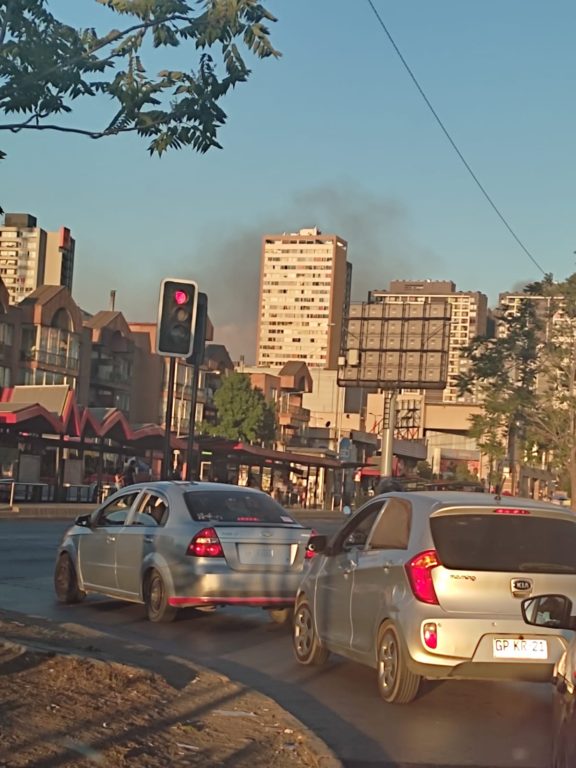 Al menos 23 carros de Bomberos combaten incendio en edificio de Estación Central