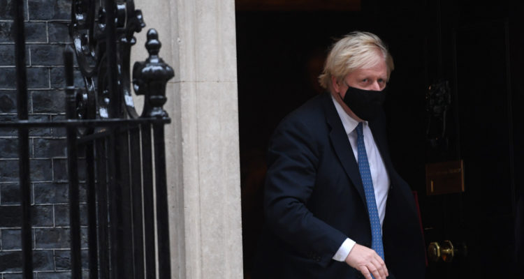 Francia anula reunión en Londres tras tuit de Johnson por la crisis migratoria en Canal de la Mancha