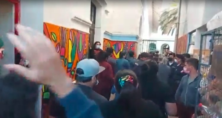 Grupo de 40 personas entra a liceo de Valparaíso tras cierre de mesas.