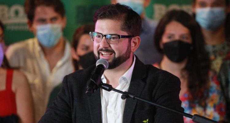Fundación de Bachelet entrega apoyo a Boric