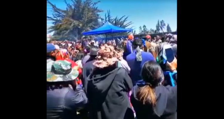 Multitudinario funeral de comunero se desarrolla en Cañete: carabineros efectúa controles carreteros