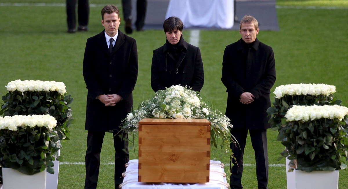 Selección de Alemania despidiendo a Robert Enke.