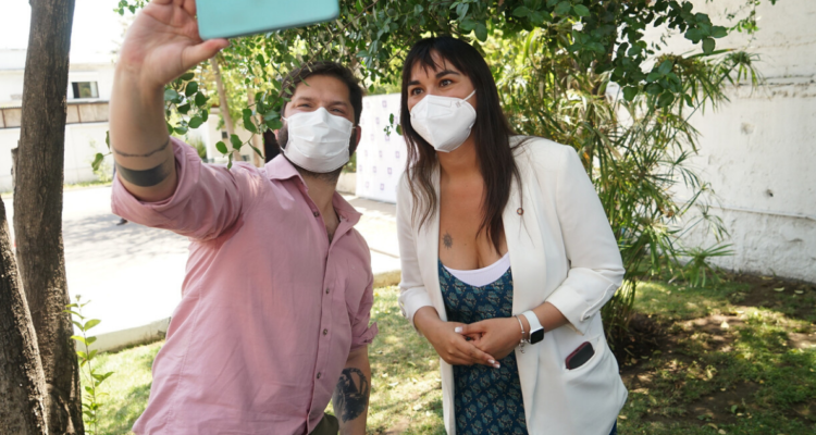 Gabriel Boric junto a Izkia Siches