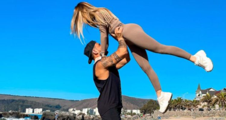 En la imagen Ivan Cabrera toma en sus brazos a Gala Cardirola, en una especie de pirueta en la playa.