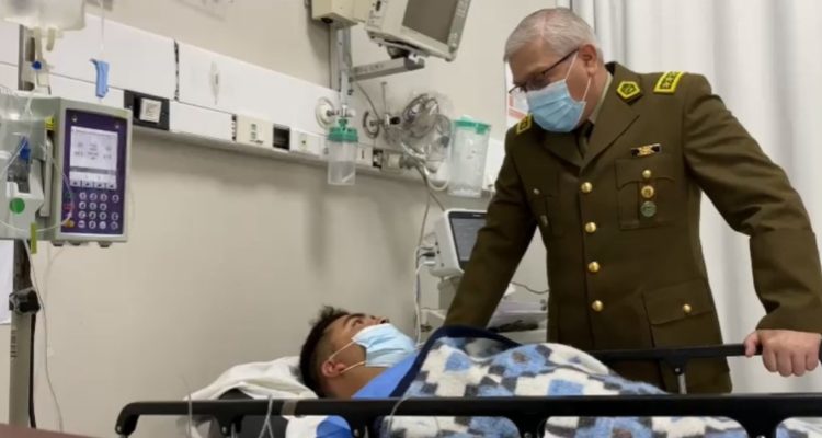 General de Carabineros visita a funcionario apuñalado