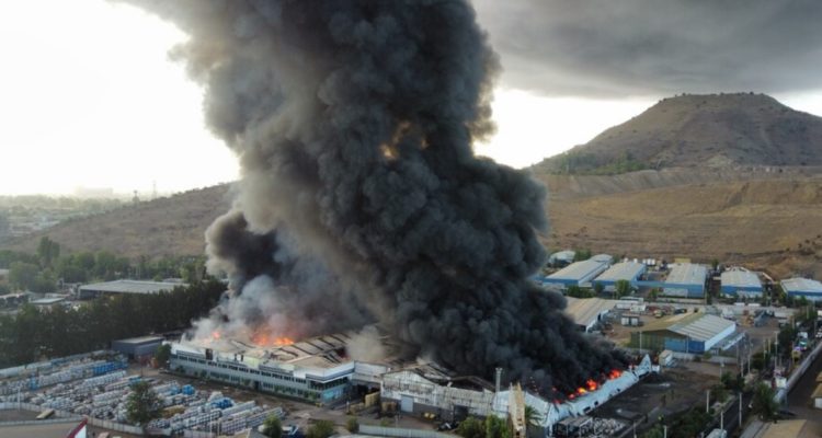 Gigantesco incendio consume empresa de materiales de construcción en Quilicura