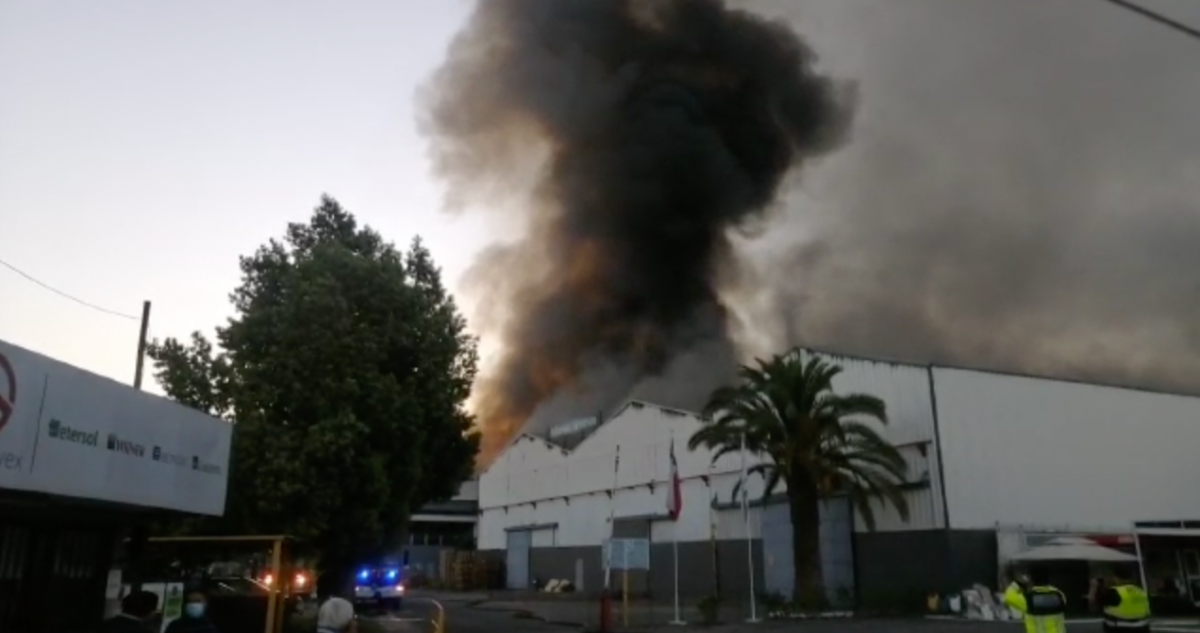 Gigantesco incendio consume empresa de materiales de construcción en Quilicura