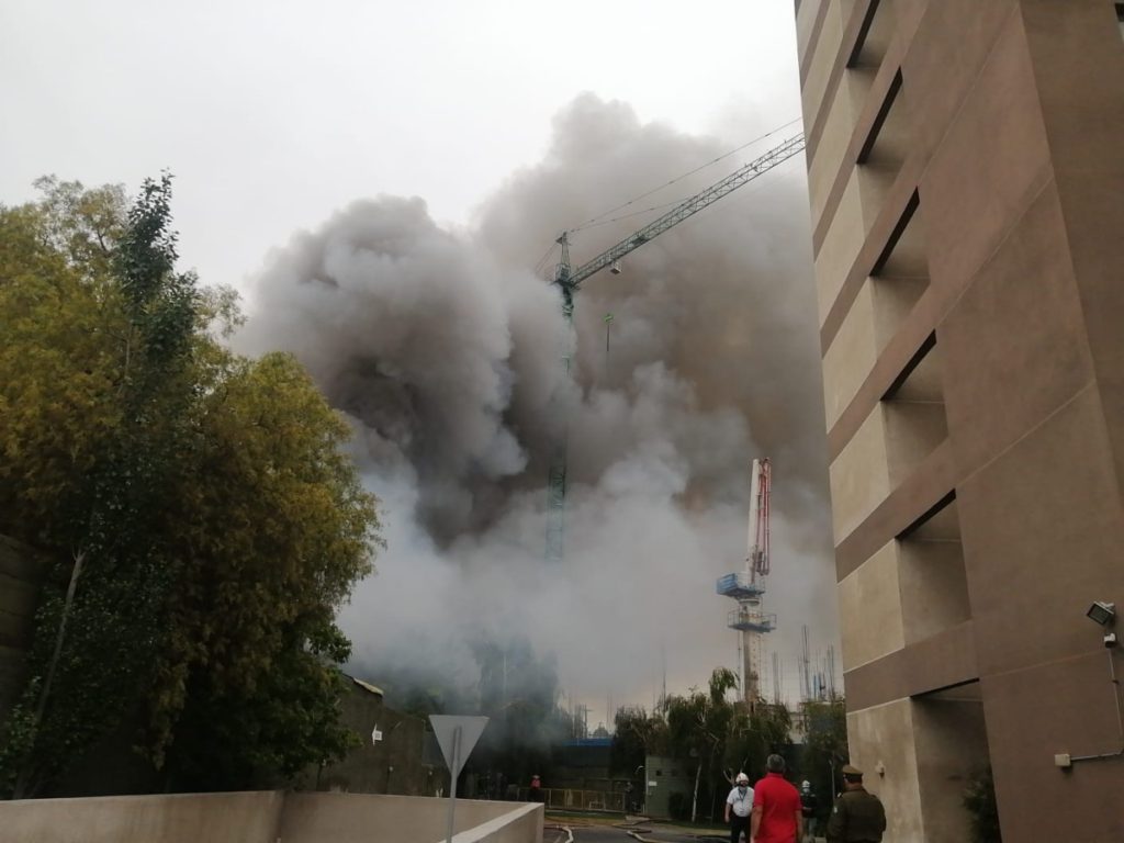 Bomberos trabaja en gigantesco incendio en San Joaquín: evacuan a 200 habitantes de edificio vecino