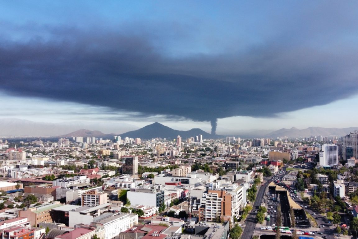 Las imágenes que deja el gigantesco incendio que consume una empresa en Quilicura