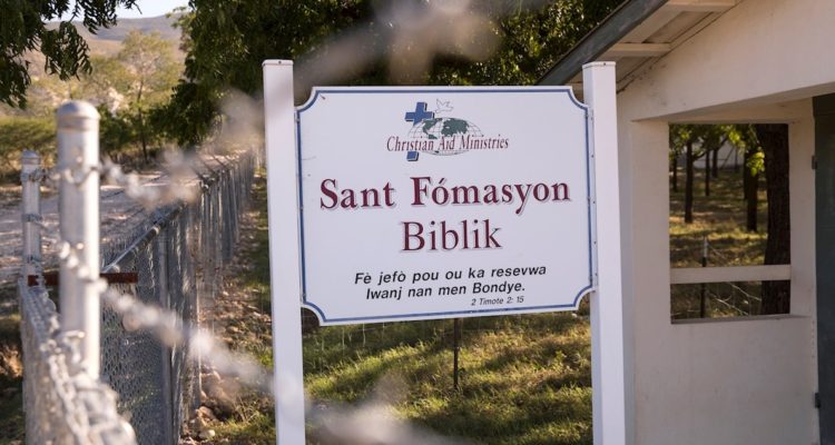 Un letrero de la organización a la que pertenecen los misioneros secuestrados.