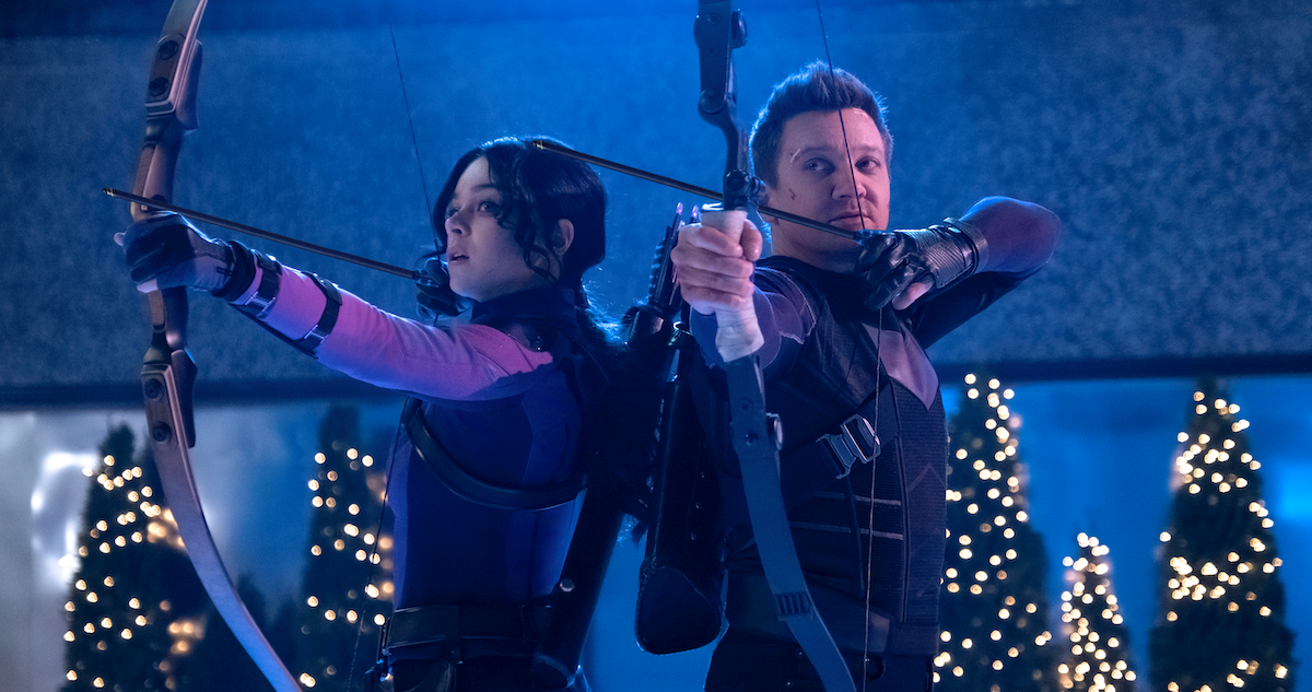 Clint Barton y Kate Bishop apuntando sus arcos.