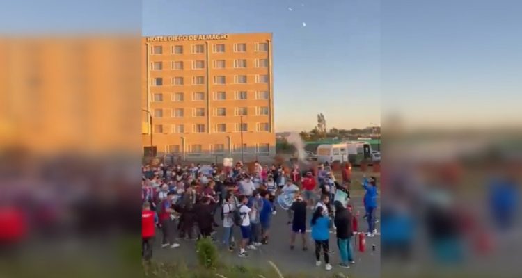 Hinchas Cruzados en banderazo que pudo ocasionar fuego en Humedal Paicavi