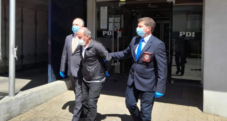 Hombre esposado llevado por detectives