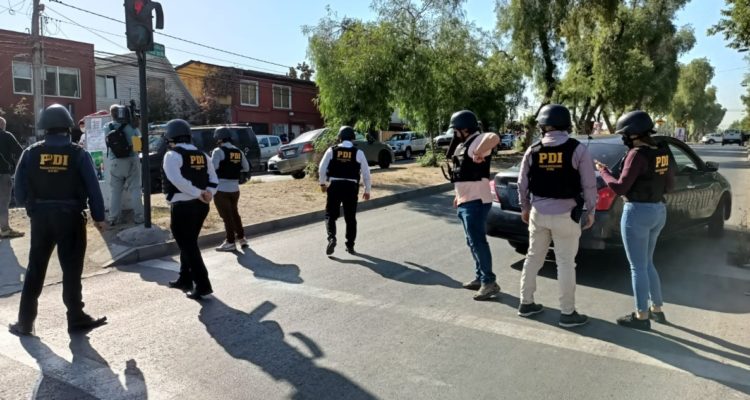 Hombre armado está parapetado en domicilio de Conchalí: habría cometido un femicidio