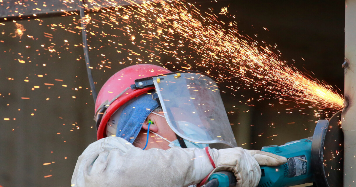 Hombre trabajando en obra