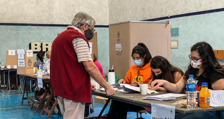 Hombre a punto de votar.