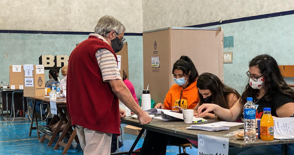 Hombre a punto de votar.