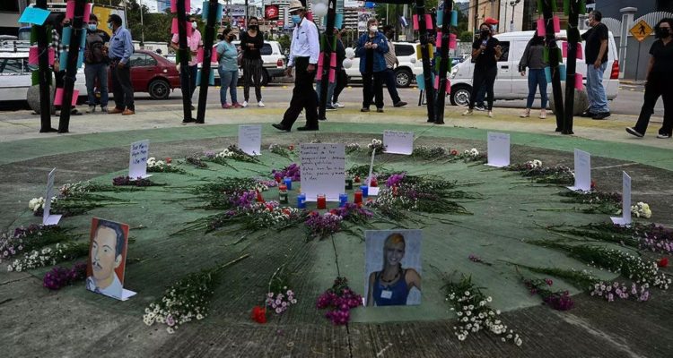 Memorial con rostros de las víctimas de la violencia electoral en Honduras.