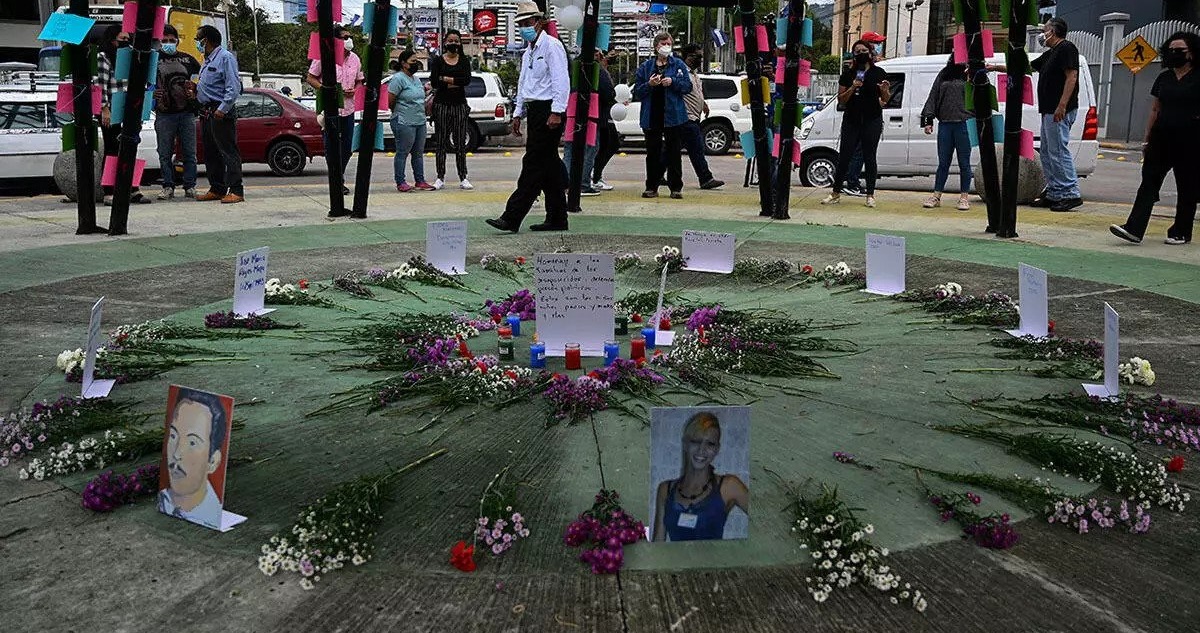 Memorial con rostros de las víctimas de la violencia electoral en Honduras.
