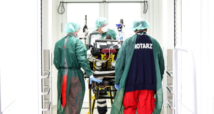 Médicos alemanes tratan a un paciente con covid-19.