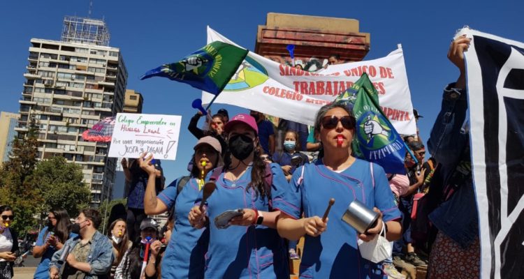 Profesores y profesoras se manifiestan en Plaza Baquedano