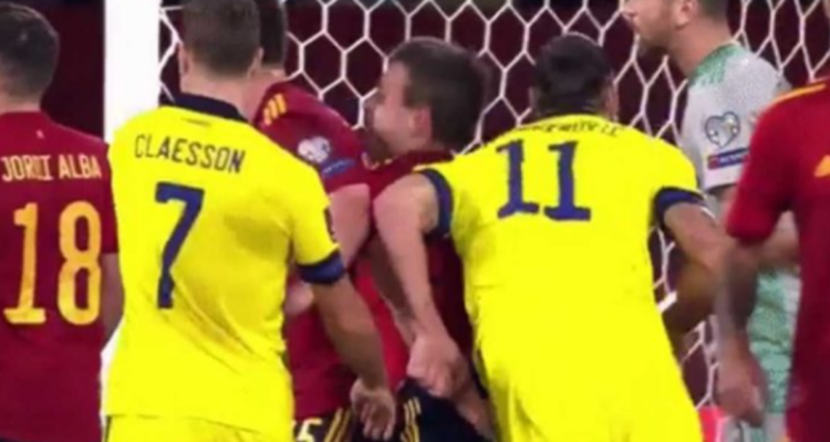 Ibrahimovic golpea a Azpilicueta