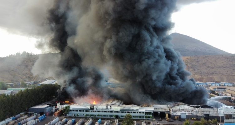 Las imágenes que deja el gigantesco incendio que consume una empresa en Quilicura