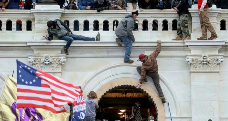 Imputan a hombre por portar un arma cargada durante asalto al Capitolio de EEUU