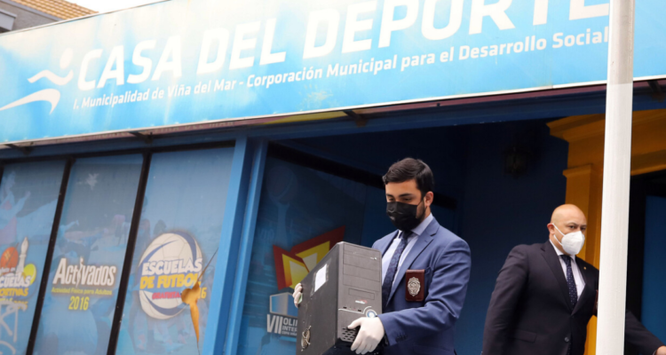 Hombre sosteniendo torre de computador