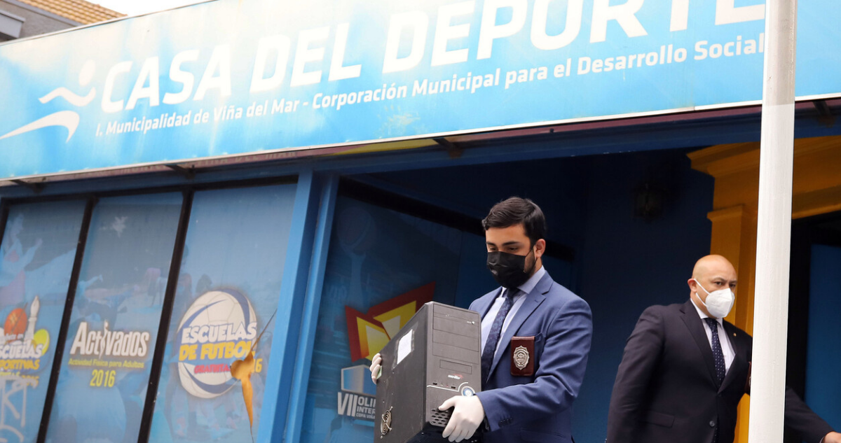 Hombre sosteniendo torre de computador