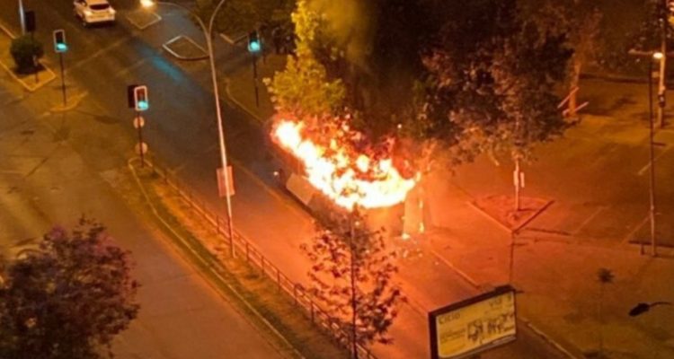 Incendio destruyó bus del Transantiago en Ñuñoa: otro siniestro en Cerro Navia dejó 8 damnificados