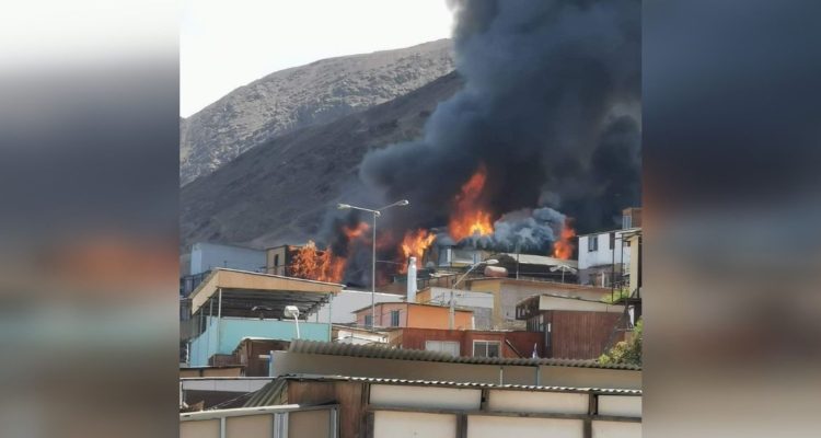 Incendio en campamento de Antofagasta