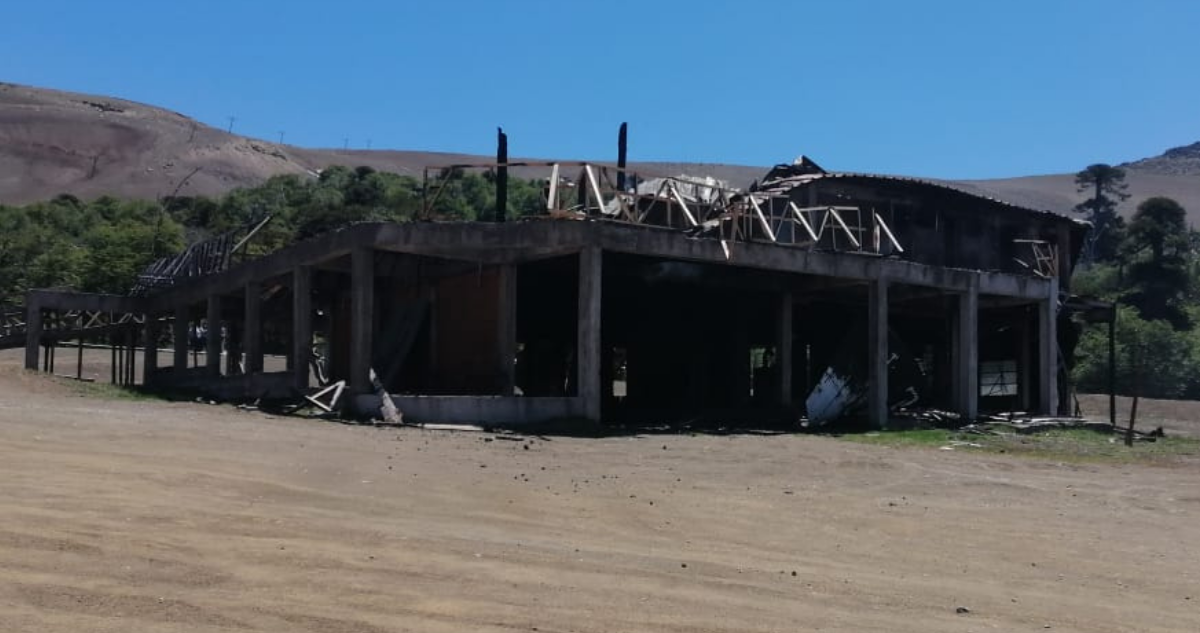 Incendio afecta refugio y cafetería del Centro de montaña Arenales en Lonquimay