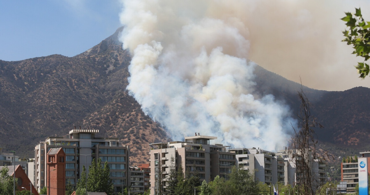 Incendio afecta al cerro Manquehue