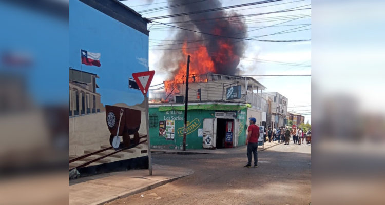 Incendio afecta dos casas y un local comercial en Iquique