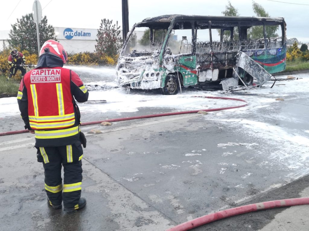 Bomberos en incendio de bus