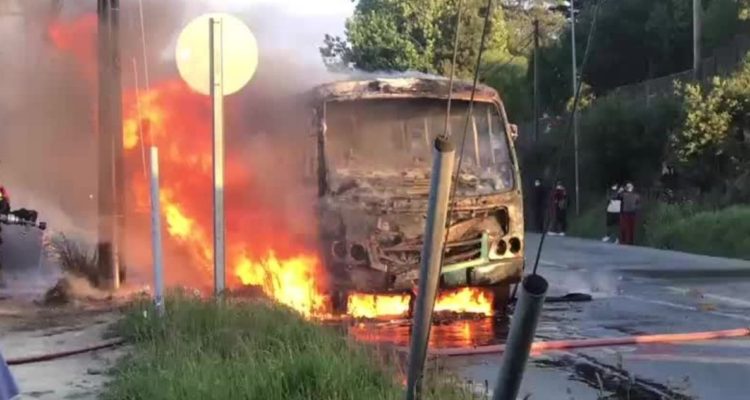 Incendio consume microbús en Puerto Montt