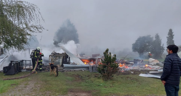 Incendio destruye vivienda en Puerto Montt.