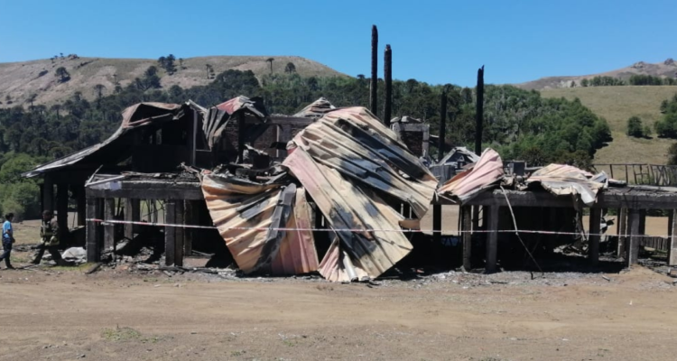 Incendio afecta refugio y cafetería del Centro de montaña Arenales en Lonquimay