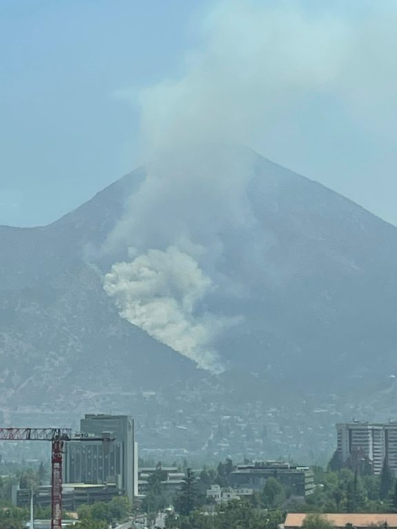 Incendio forestal de rápida propagación afecta al cerro Manquehue en la capital